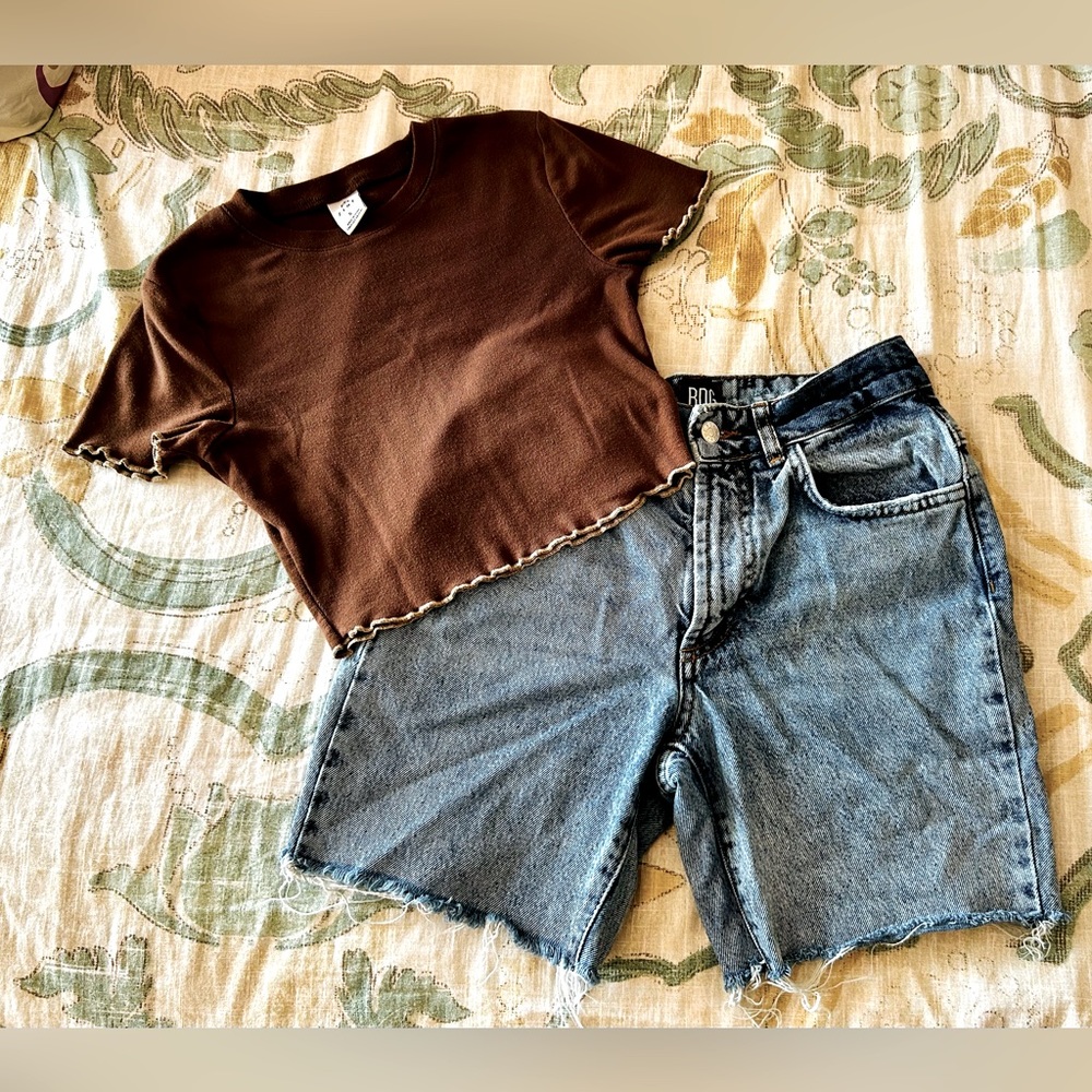 Brown crop top and denim shorts outfit, small